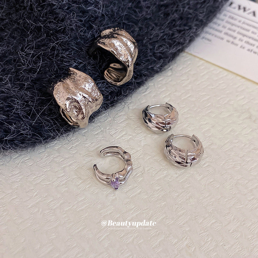 Orecchini a perno da donna a forma di C in metallo argentato geometrico minimalista con estetica cool e sensazione di lusso