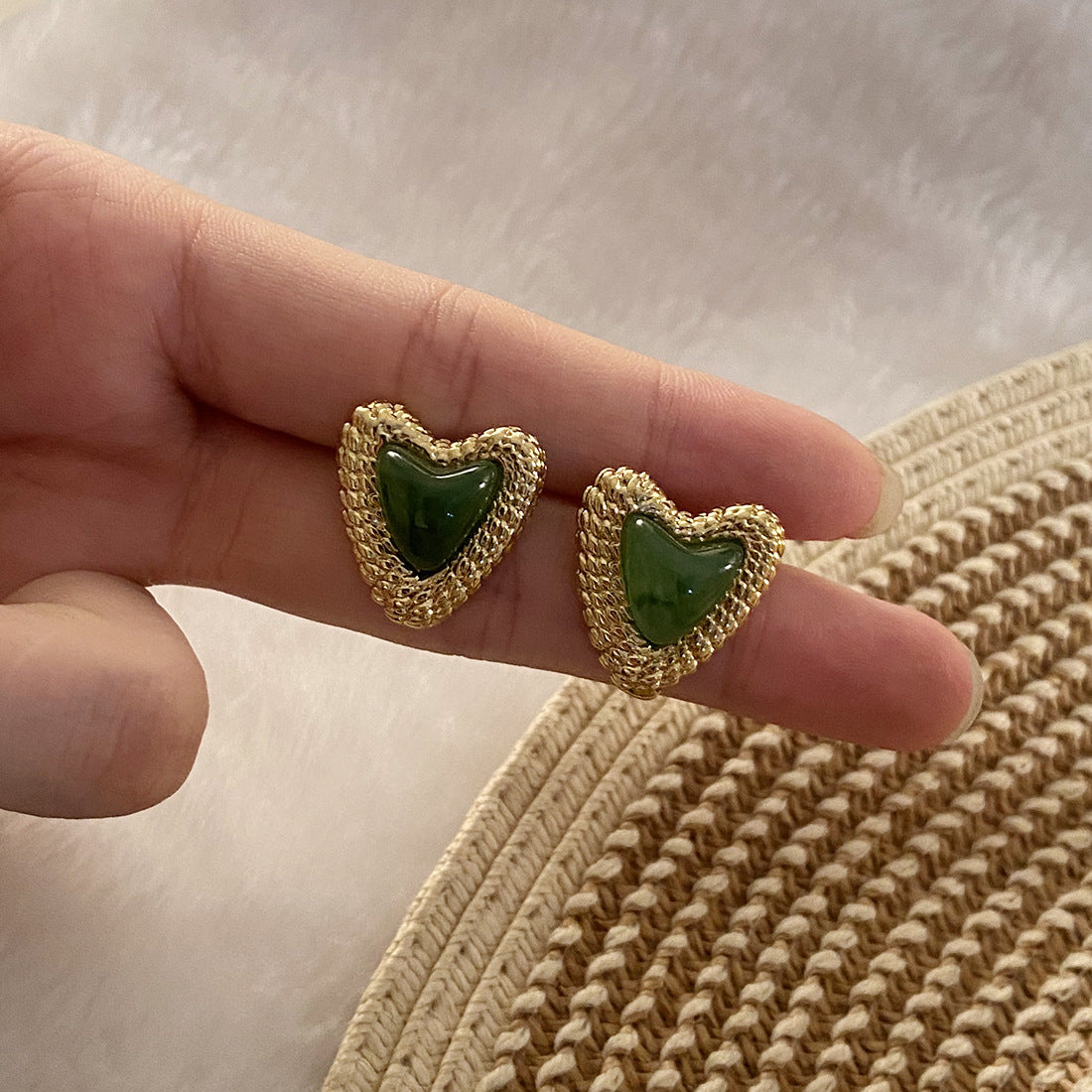 Orecchini a perno da donna in acciaio inossidabile a forma di cuore retrò con finitura placcata