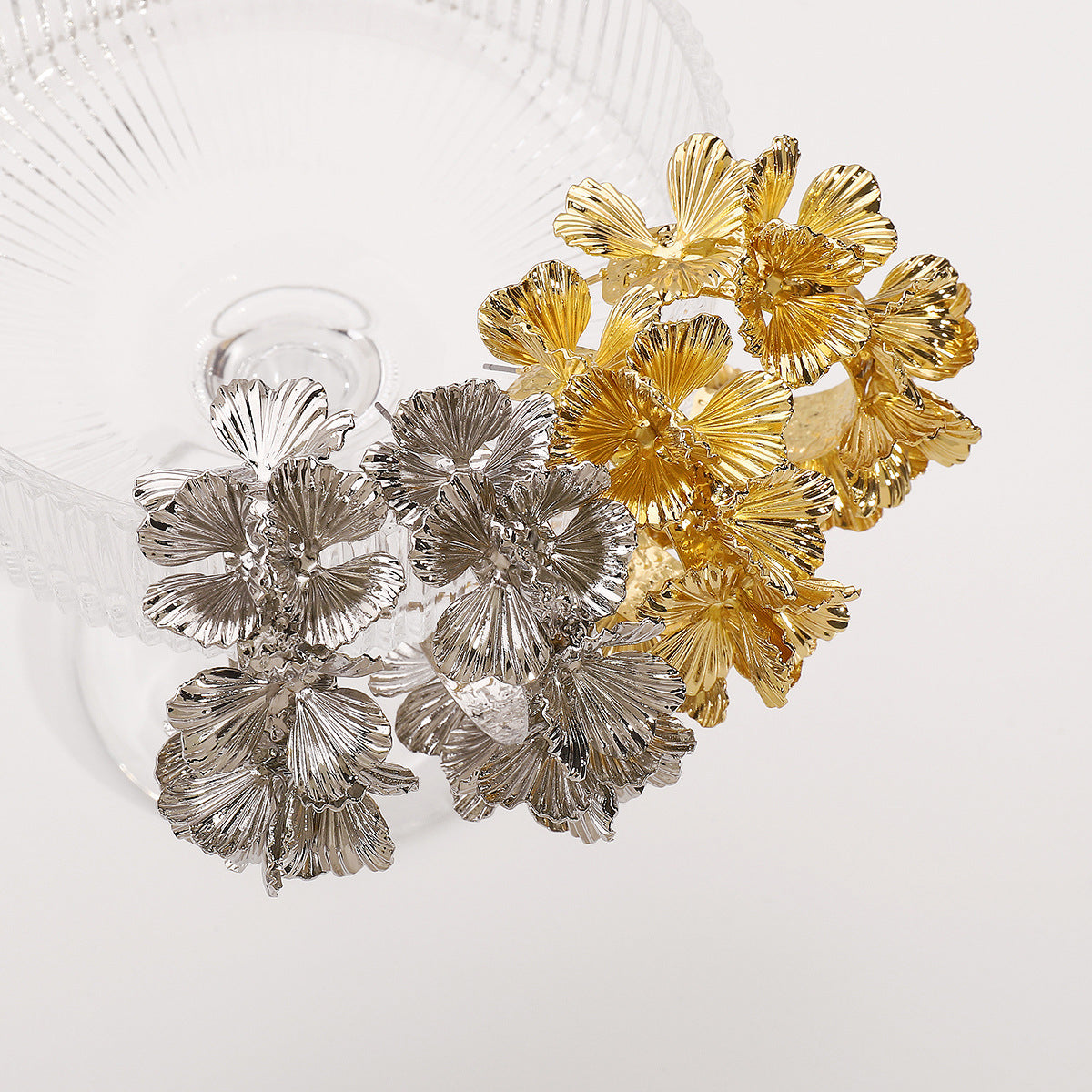 Elegantes Pendientes de Aro Geométricos 3D Apilados con Flores para Mujer con Acabado de Hierro Galvanizado