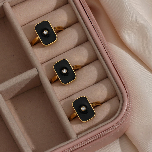 Anello Minimalista Quadrato Geometrico in Acciaio Inossidabile Placcato Oro 18K e Smalto Nero per Donna