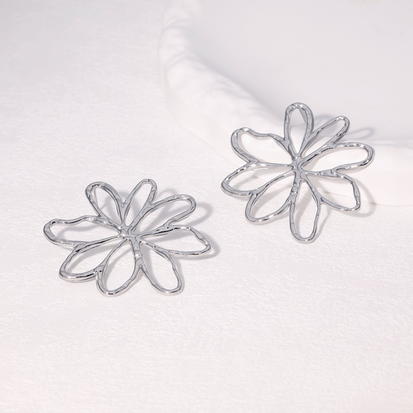 Natural Floral Hollow Design 18K Gold Plated Stainless Steel Stud Earrings for Women