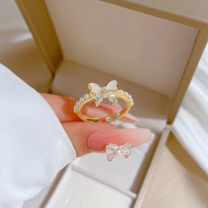 Anillo de circonita esmaltado con forma de mariposa estilo dibujo animado en latón con acabado chapado, ajustable para mujer