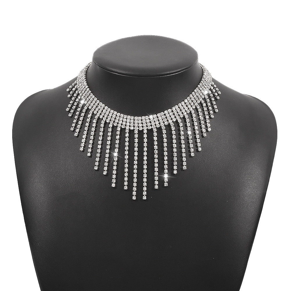 Collar con Colgante Geométrico Dulce y Atrevido en Aleación con Acabado Chapado para Mujer, Cadena de Clavícula con Acentos Completos de Diamantes de Imitación