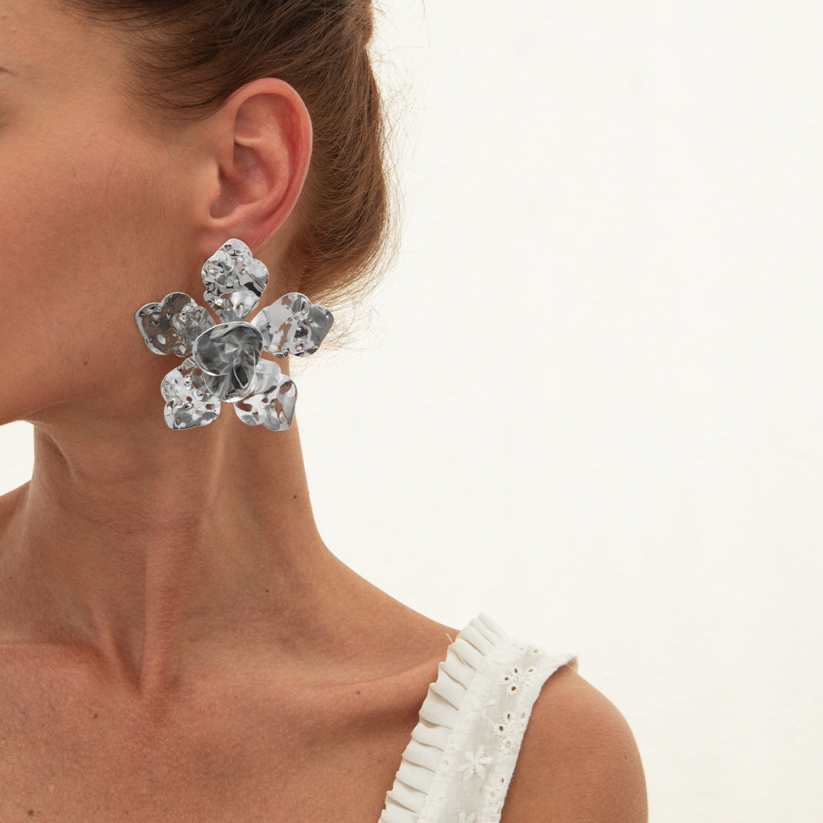 Aretes minimalistas de hoja botánica para mujer con base de aleación y acabado galvanizado