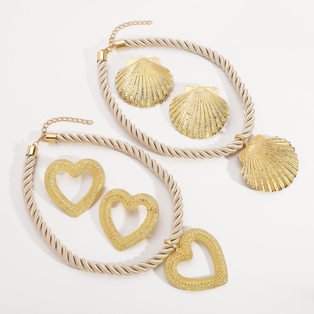 Conjunto de collar y pendientes de aleación con forma de corazón de concha personalizados con acabado galvanizado