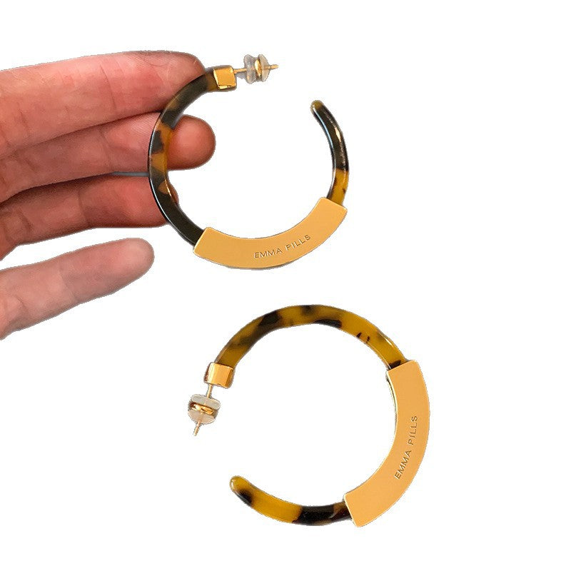 Pendientes Minimalistas Geométricos en Forma de C de Resina con Baño de Oro de 18K y Postes de Plata 925
