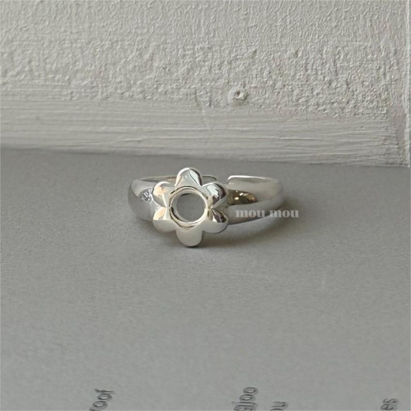 Anillo Minimalista de Plata de Ley 925 con Diseño Floral en Forma de Corazón y Detalles Cuadrados Biselados para Mujer
