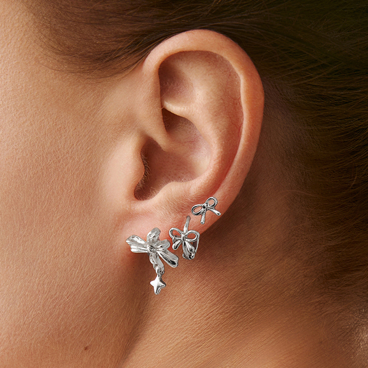 Orecchini a perno e ear cuff minimalisti con fiocco da donna con lega elettrolitica e perni in acciaio inossidabile