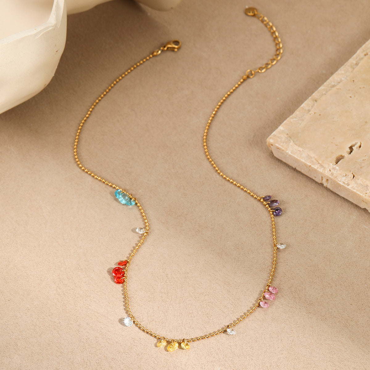 Collana da donna a clavicola minimalista geometrica in acciaio al titanio impreziosita da zirconia con placcatura in oro 18 carati