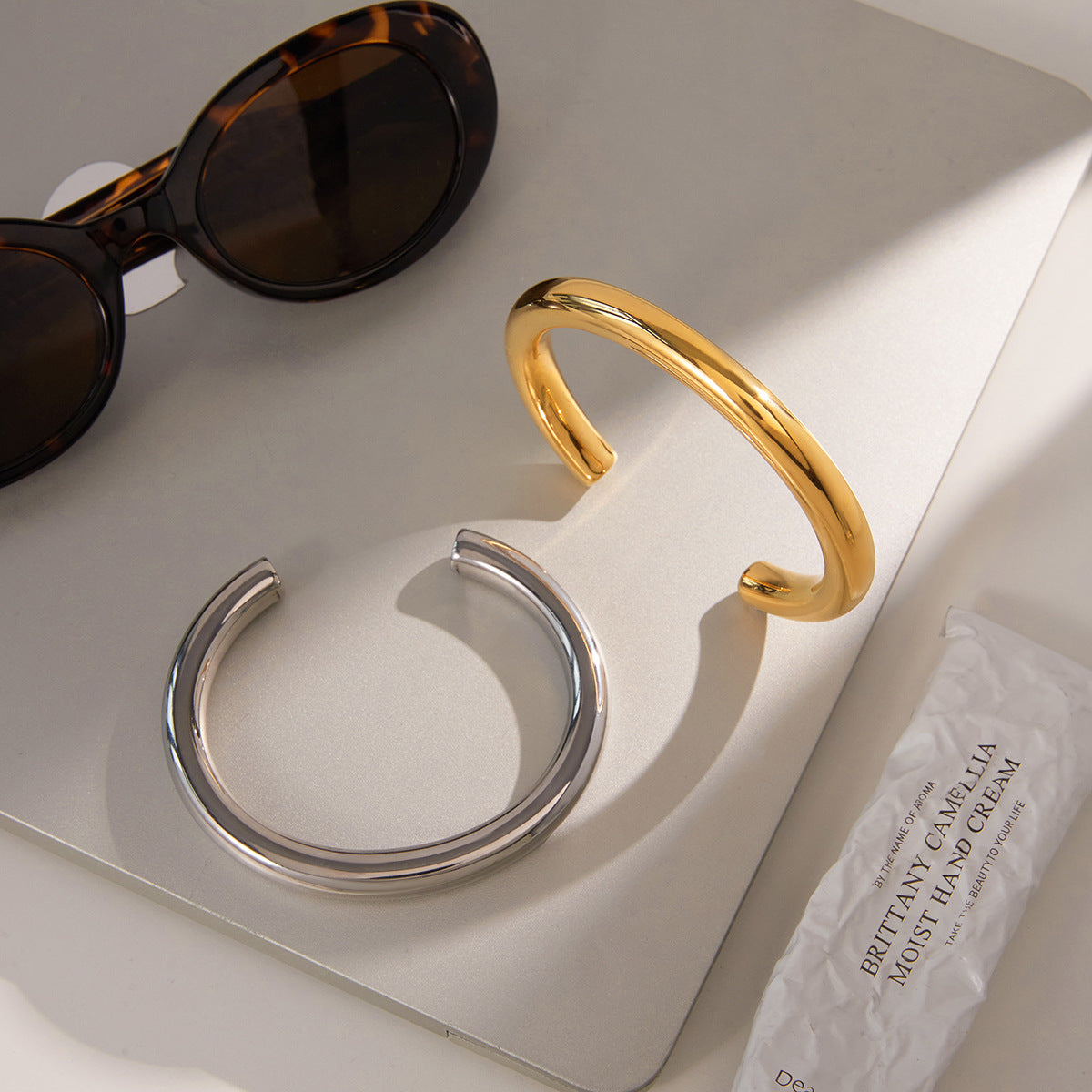 Pulsera minimalista geométrica de acero inoxidable para mujer con baño de oro y diseño de brazalete abierto