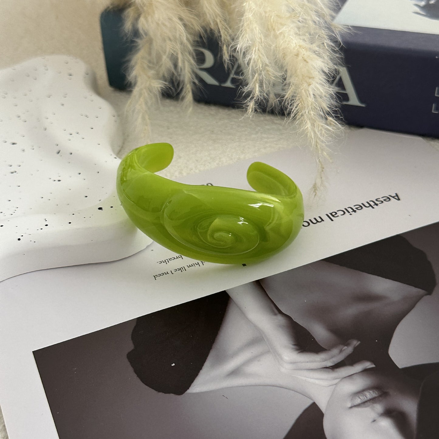 Luxury Round Gradient Acrylic Drip Oil Cuff Bracelet for Women