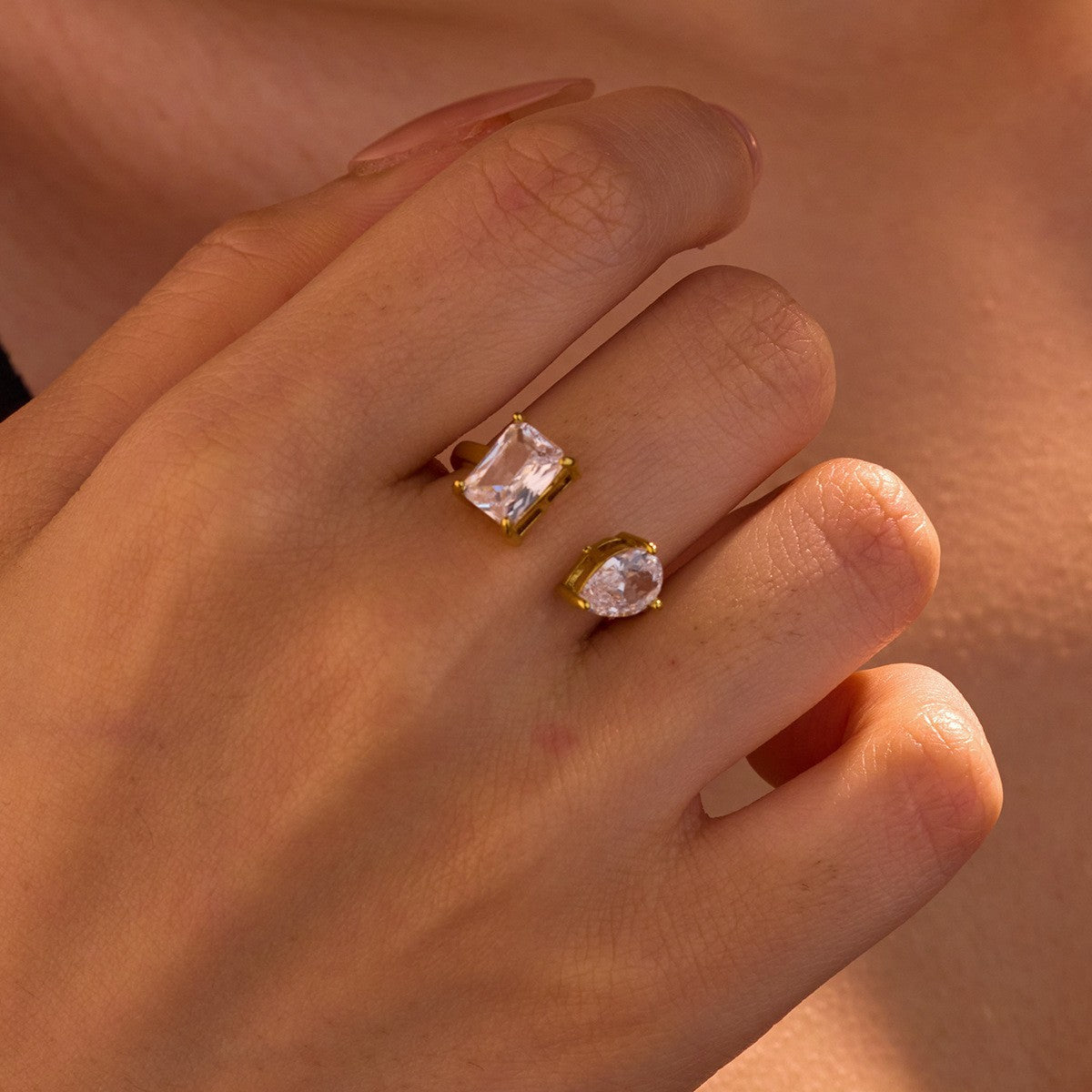 Anillo minimalista de lujo de acero de titanio con circonita, gota y banda abierta en forma de corazón para mujer