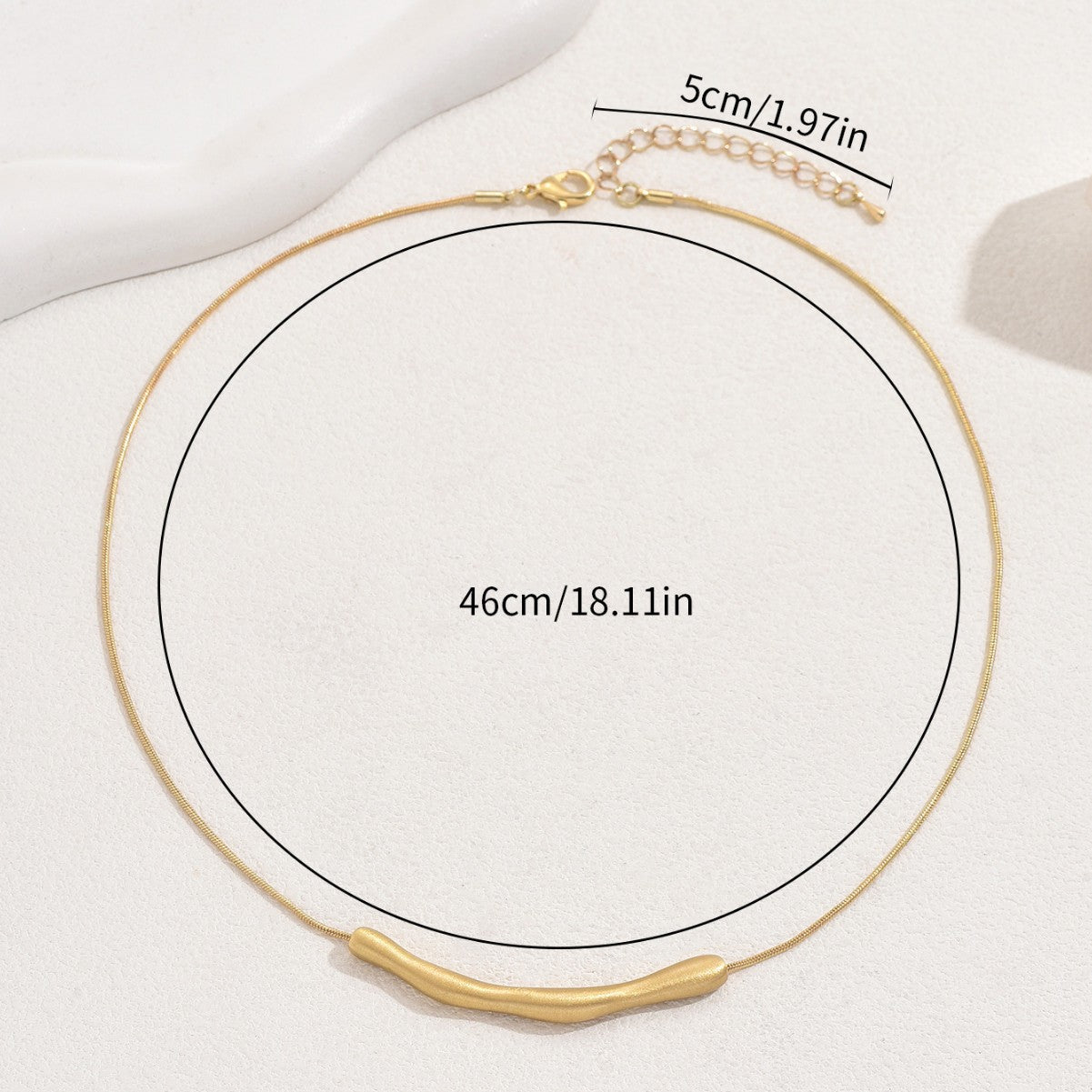 Collar largo geométrico minimalista para mujer con líneas metálicas chapadas en cobre y delicado diseño a la altura de la clavícula