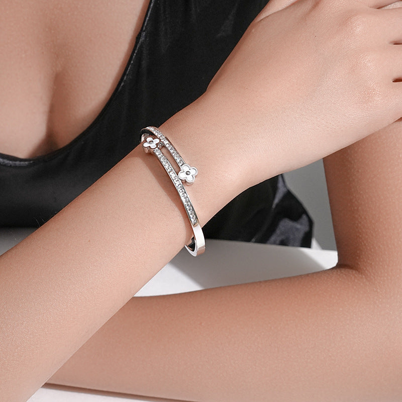 Bracciale Minimalista da Donna a Trifoglio a Quattro Foglie in Acciaio Titanio Placcato, Regolabile con Intarsio di Strass
