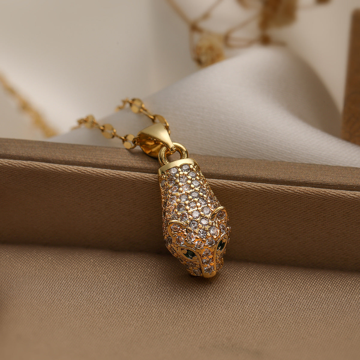 Minimalist Leopard-Shaped Pendant Necklace for Women with Copper Base and 18K Gold Plating, Zircon Inlay, Fashionable Clavicle Chain