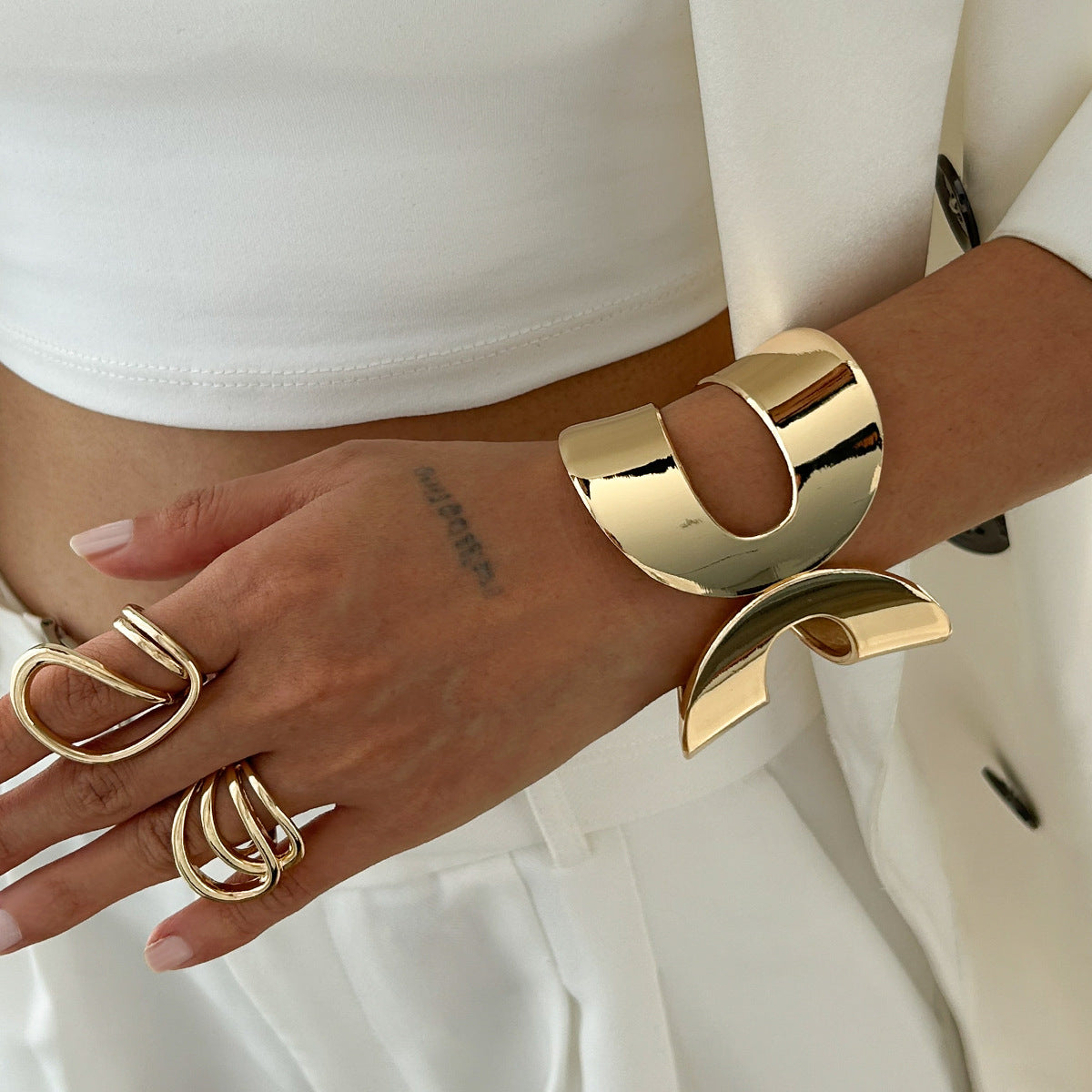 Bracciale rigido aperto geometrico a doppio anello cavo da donna in lega con finitura galvanica