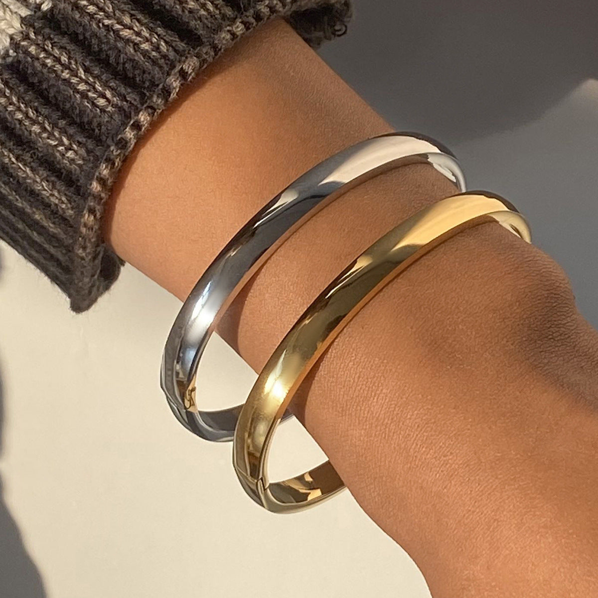 Pulsera Minimalista de Acero Inoxidable para Mujer con Acabado Pulido y Cierre de Palanca