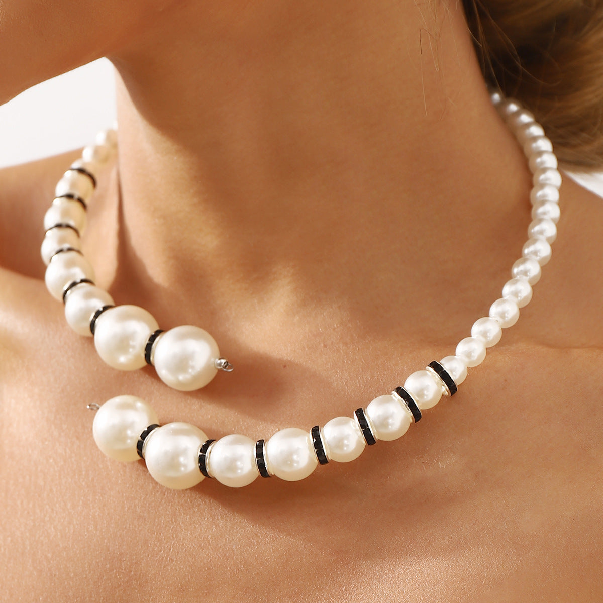 Gargantilla geométrica minimalista de perlas con detalles de diamantes de imitación y base de CCB para mujer