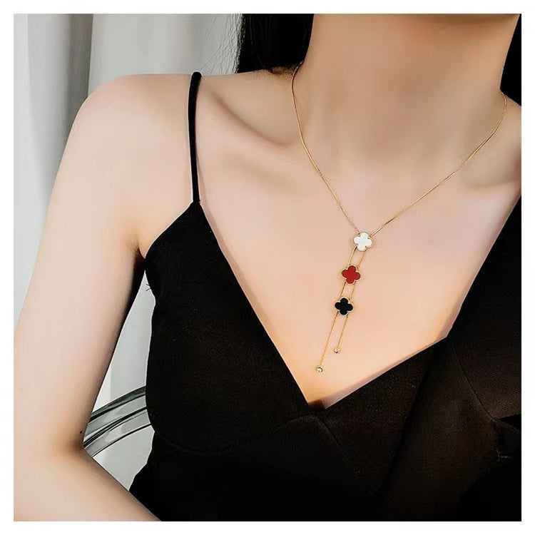 Collana da donna Minimalista Lusso con Pendente Trifoglio in Acciaio al Titanio, Finitura Placcata e Catena Snake