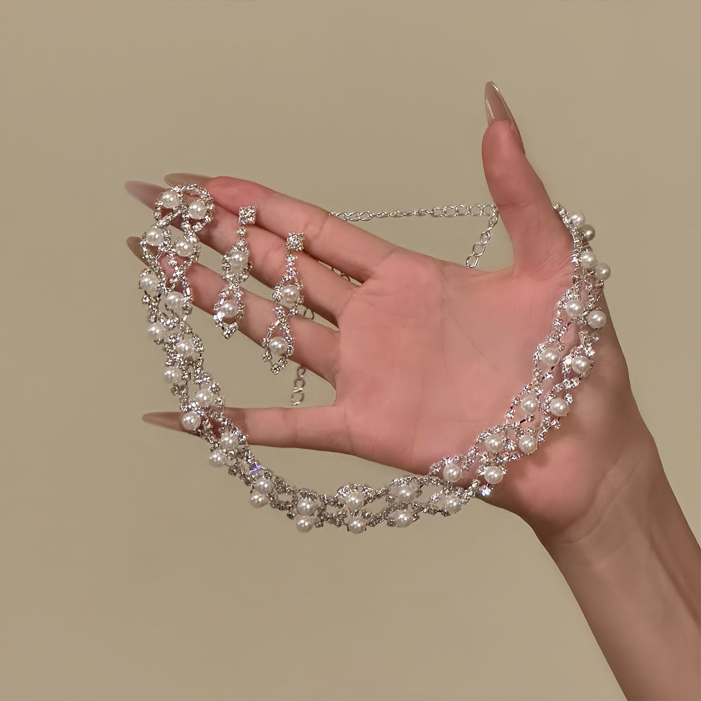 Elegante Set di Collana e Orecchini di Perle di Lusso con Intarsi di Strass, Motivo Floreale, Design Rotondo, Pendente in Lega, Catenina per Clavicola, da Donna