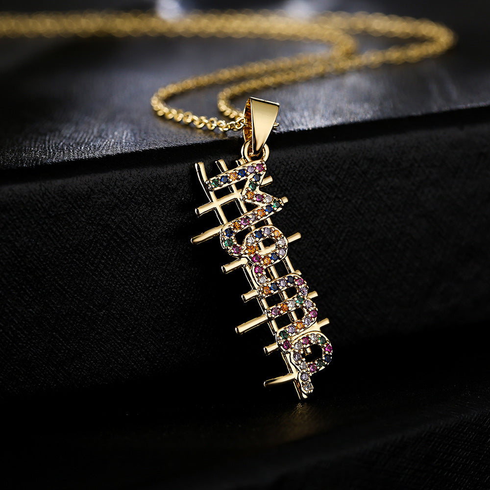 Collana con Ciondolo Geometrico Minimalista MAMA in Rame con Placcatura in Oro Vero e Intarsio di Zirconi