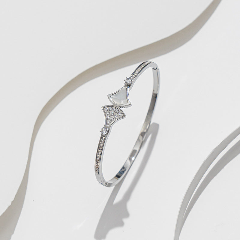 Bracciale Minimalista in Acciaio Inossidabile da Donna con Placcatura in Acciaio al Titanio e Intarsio di Strass a Forma Geometrica Ovale