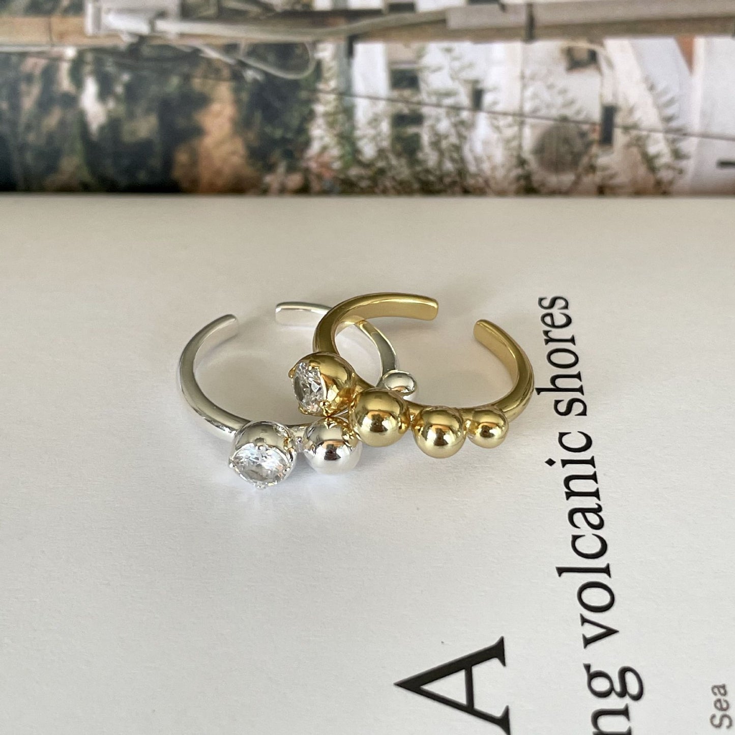 Anillo de Plata de Ley 925 Minimalista con Forma de Corazón, Incrustaciones de Circones y Acento Cuadrado Biselado