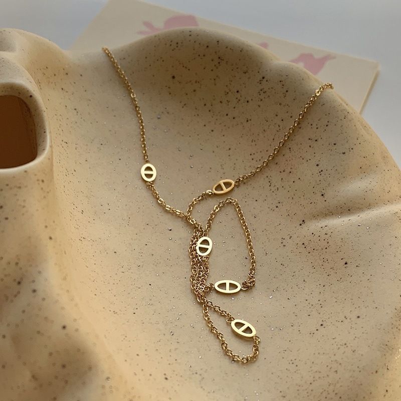 Collana con pendente a naso di maiale in acciaio al titanio placcato oro, tono freddo e minimalista, da donna, con catena a O e design che esalta le clavicole