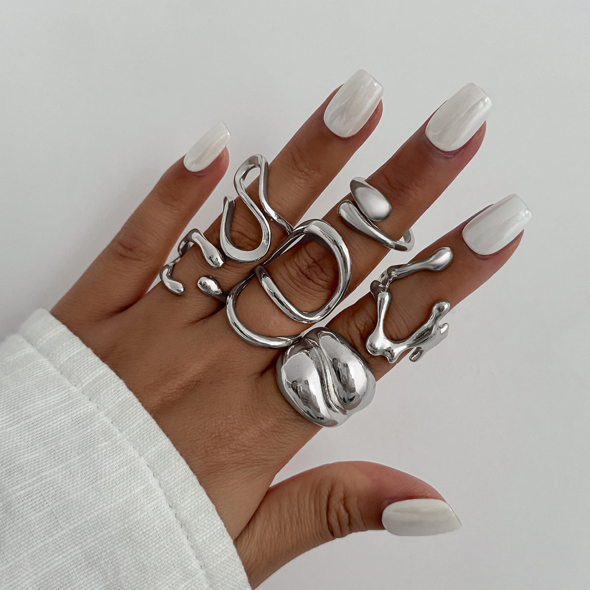 Anillo de Aleación Geométrico Irregular de Estilo Vintage con Diseño Pulido de Hilos Cruzados para Mujer