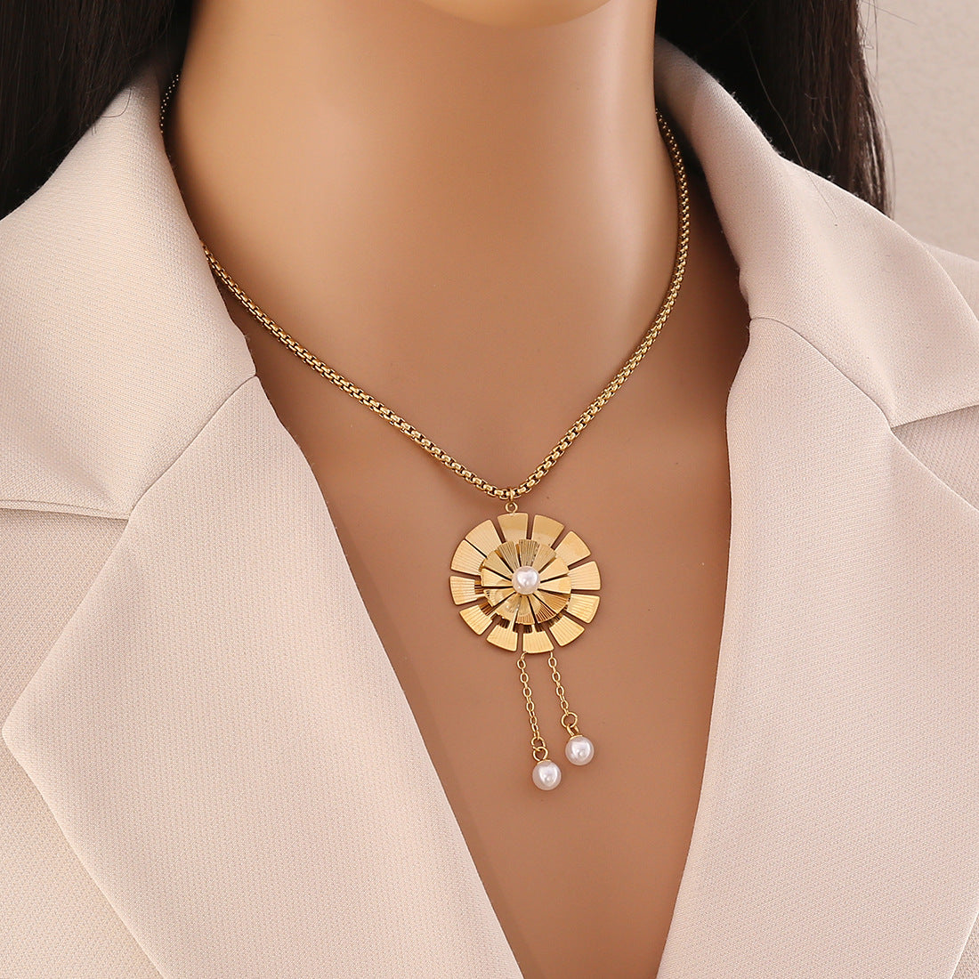 Fashionable Floral Stainless Steel Pendant Necklace with Plated Finish for Women O-Chain Collarbone Jewelry