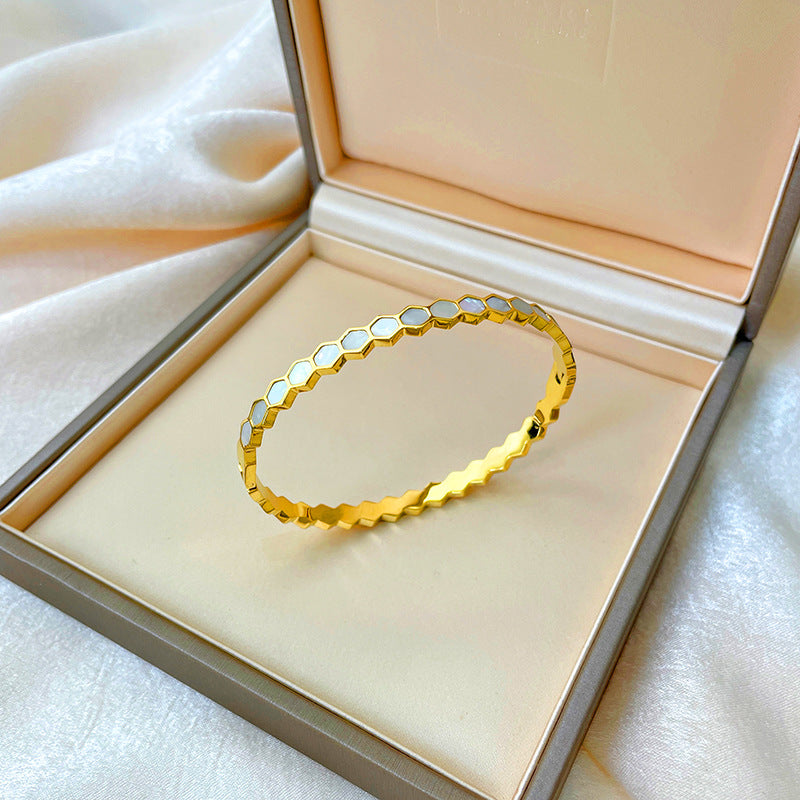 Bracciale minimalista in titanio e acciaio placcato oro rosa con intarsio in strass e design dalla forma irregolare