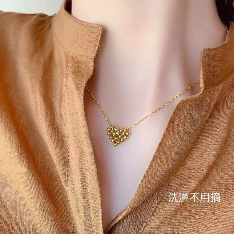 Collana Minimalista da Donna in Acciaio al Titanio Placcato Oro 18K con Cuore