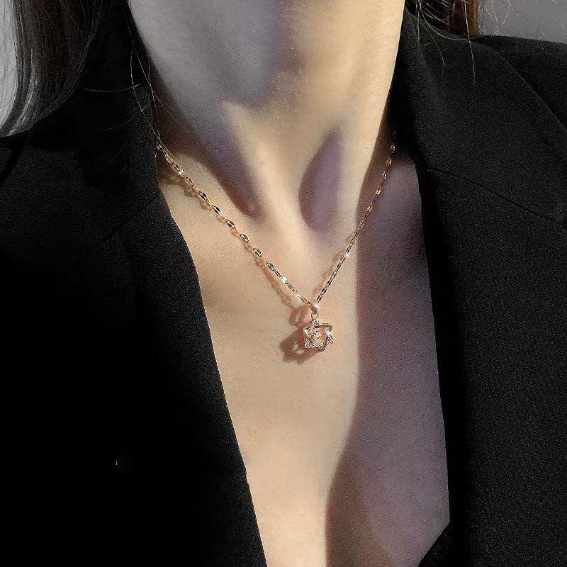 Dulce collar con colgante minimalista de acero de titanio en forma de corazón con acabado chapado para mujer