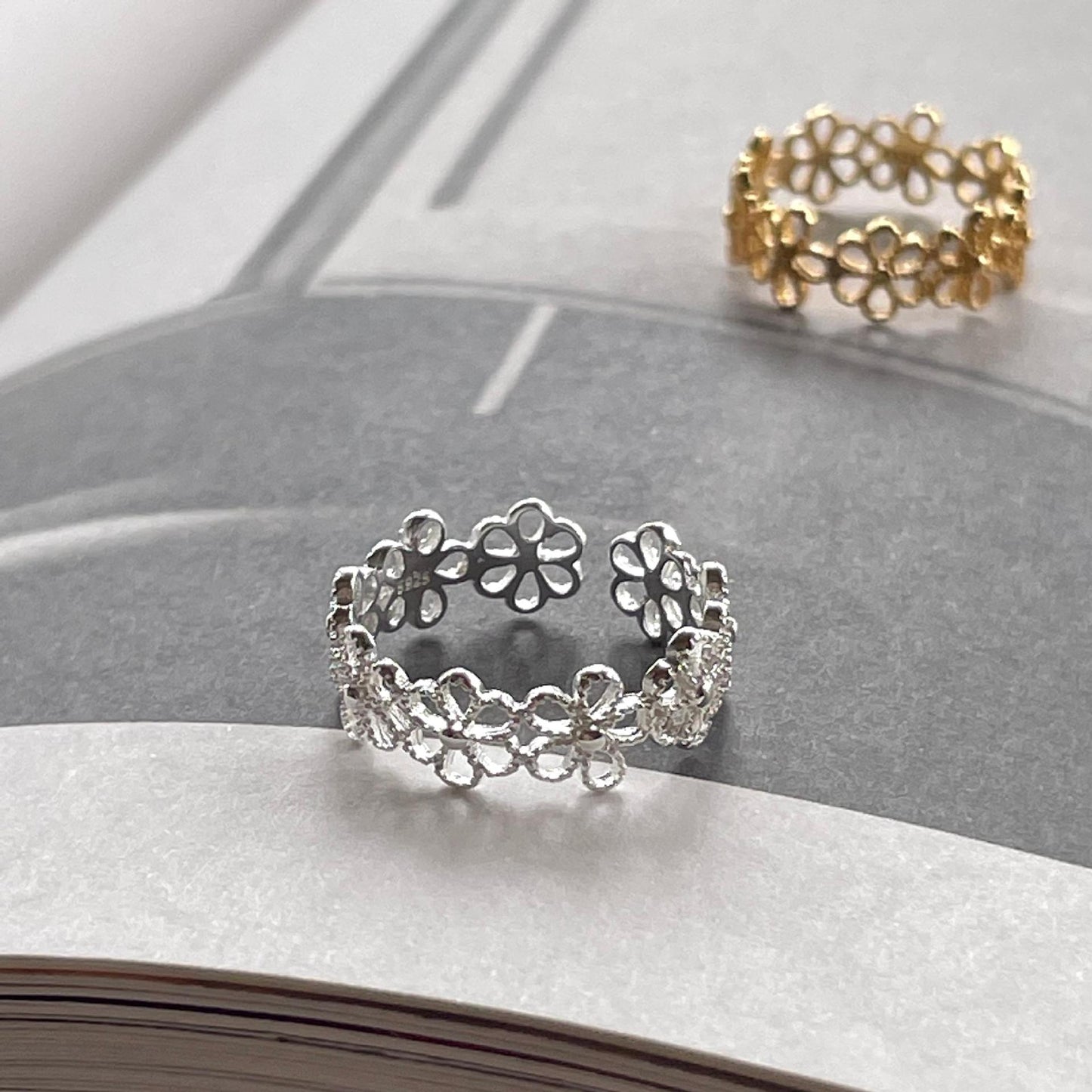 Anillo de Plata de Ley S925 para Mujer con Diseño Floral Minimalista y Acabado Bañado