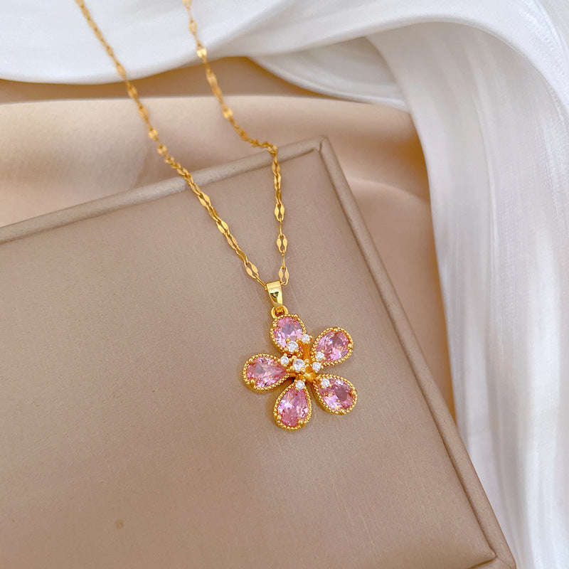 Collana da donna lusso con fiori rosa a cinque foglie e strass, catenina delicata in acciaio inossidabile per la clavicola