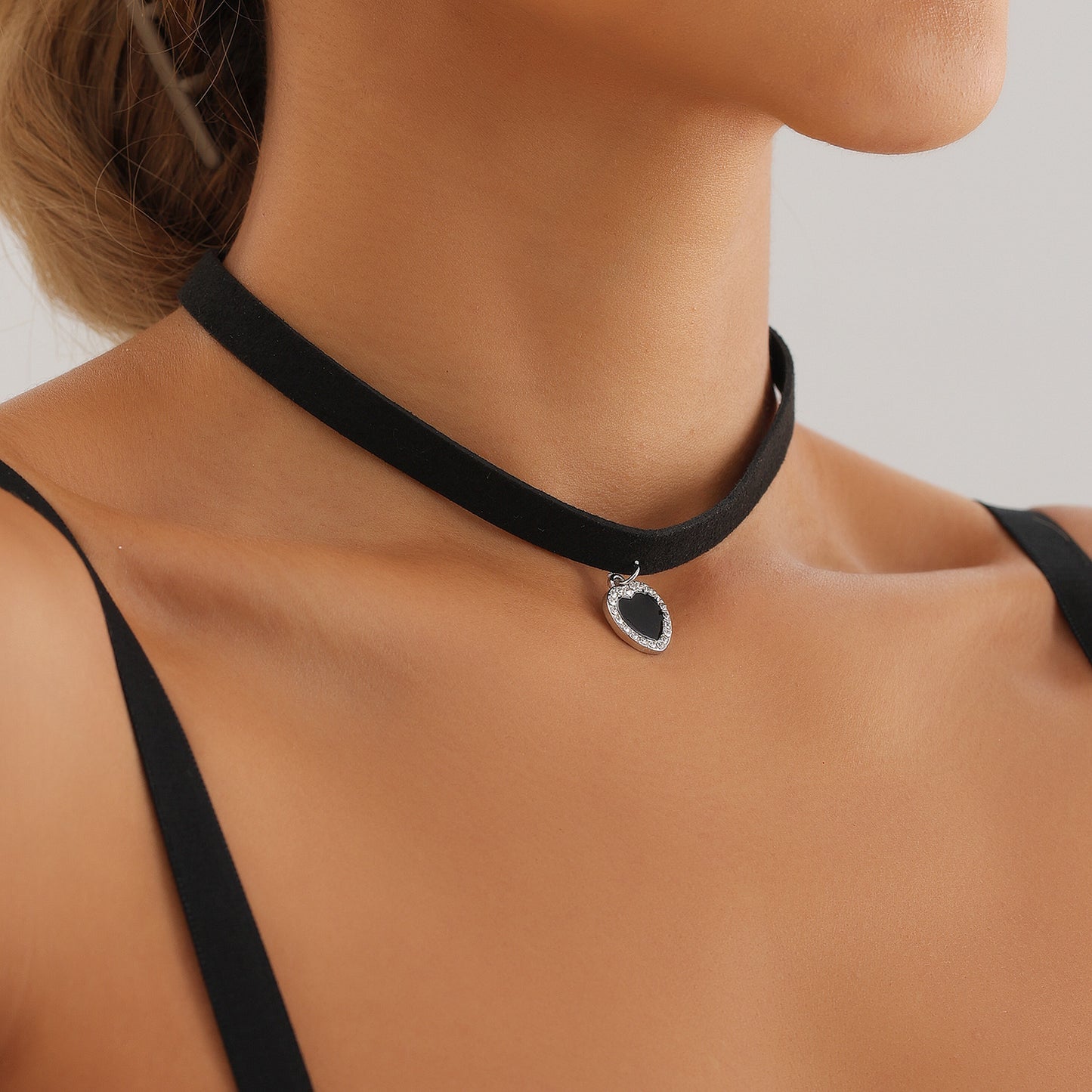 Minimalist Heart-Shaped Rhinestone-Embellished Short Necklace for Women in Plated Metal with Clavicle Chain Style