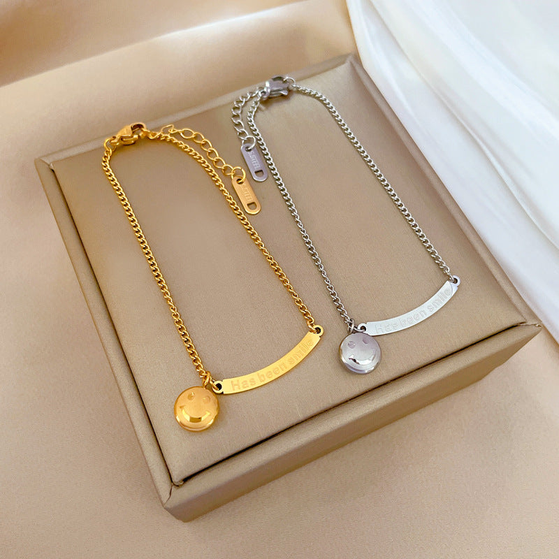 Pulsera de cadena de cuentas con letras de cara sonriente de acero de titanio minimalista para mujer con baño de oro, amuleto de la suerte vintage