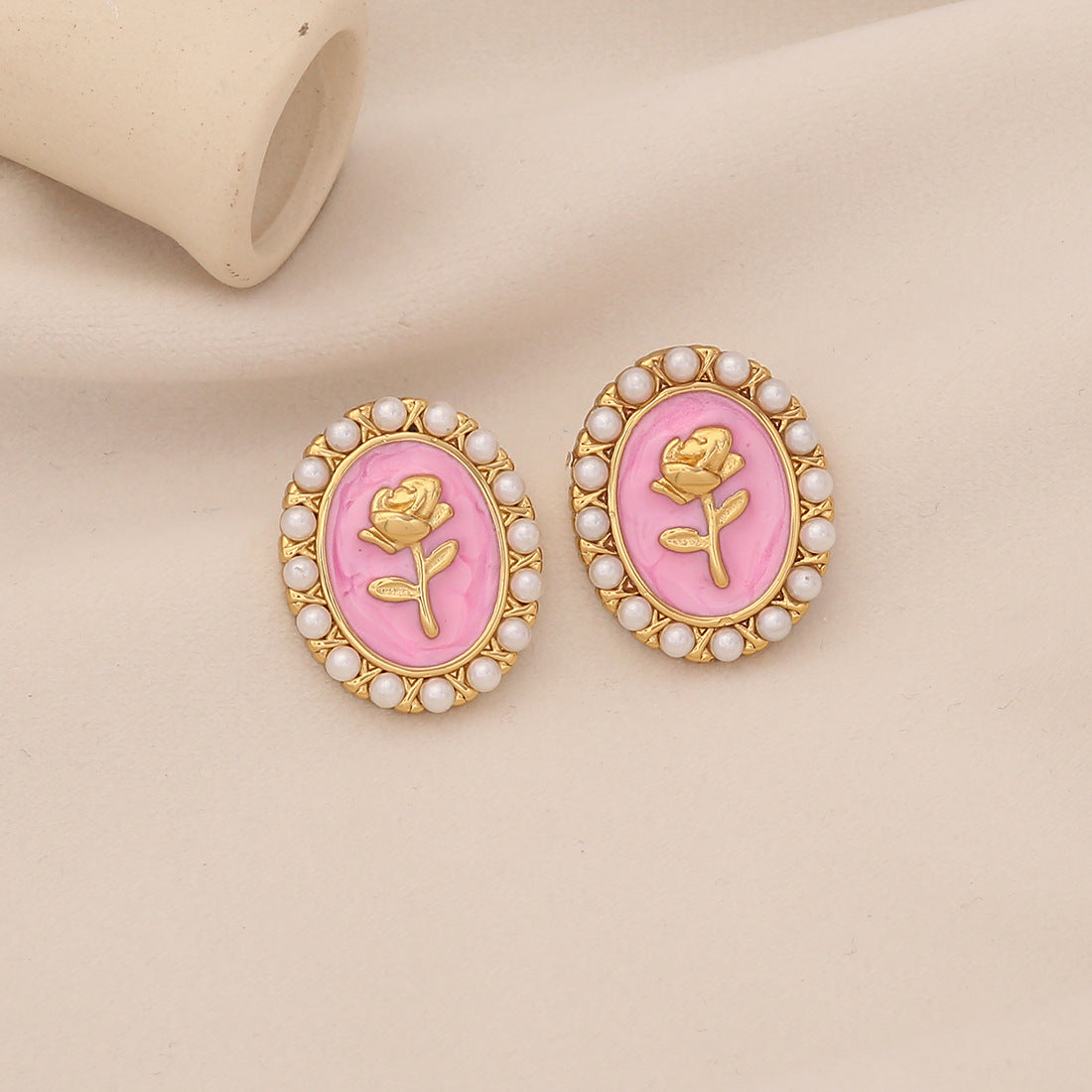 Orecchini a perno vintage in acciaio inossidabile con rosa floreale, perla e finitura smaltata