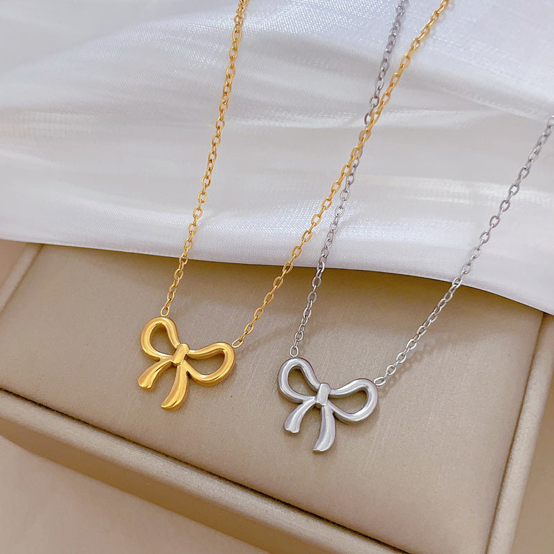 Collar Minimalista de Mariposa de Titanio con Baño de Acero y Colgante Floral