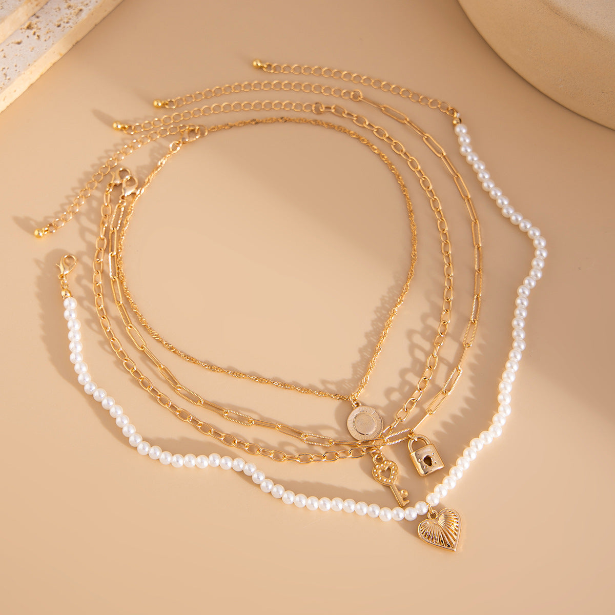 Collar con colgante de corazón y lazo de estilo vintage francés con aleación chapada, detalles de perlas y diseño de cadena irregular para mujeres y hombres