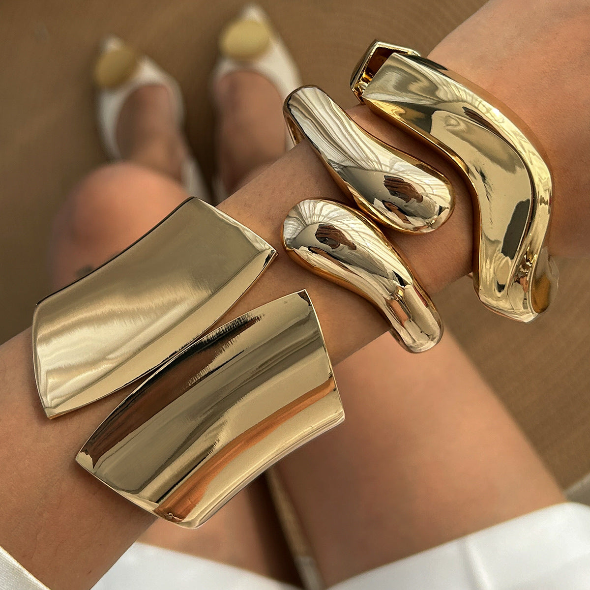 Bracciale rigido da donna in lega vintage ondulata irregolare con finitura placcata