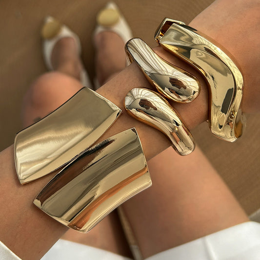 Bracciale rigido da donna in lega vintage ondulata irregolare con finitura placcata