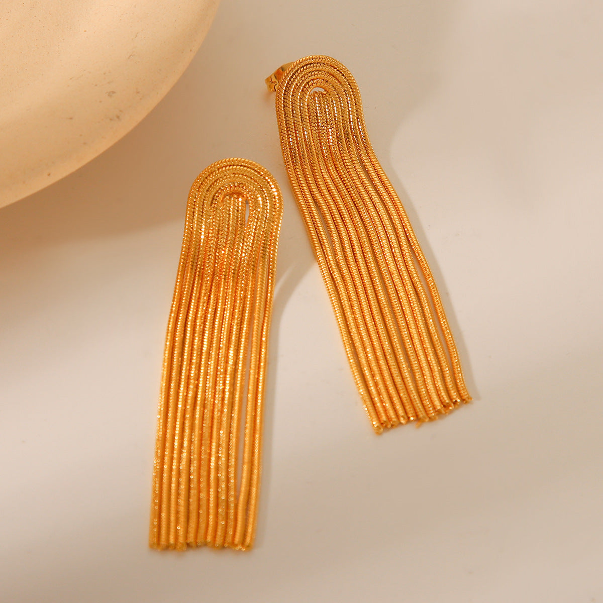 Orecchini Pendenti Lunghi Geometrici in Acciaio al Titanio Placcato Oro 18K, con Catena in Acciaio Inossidabile e Dettagli a Nappa per Donna