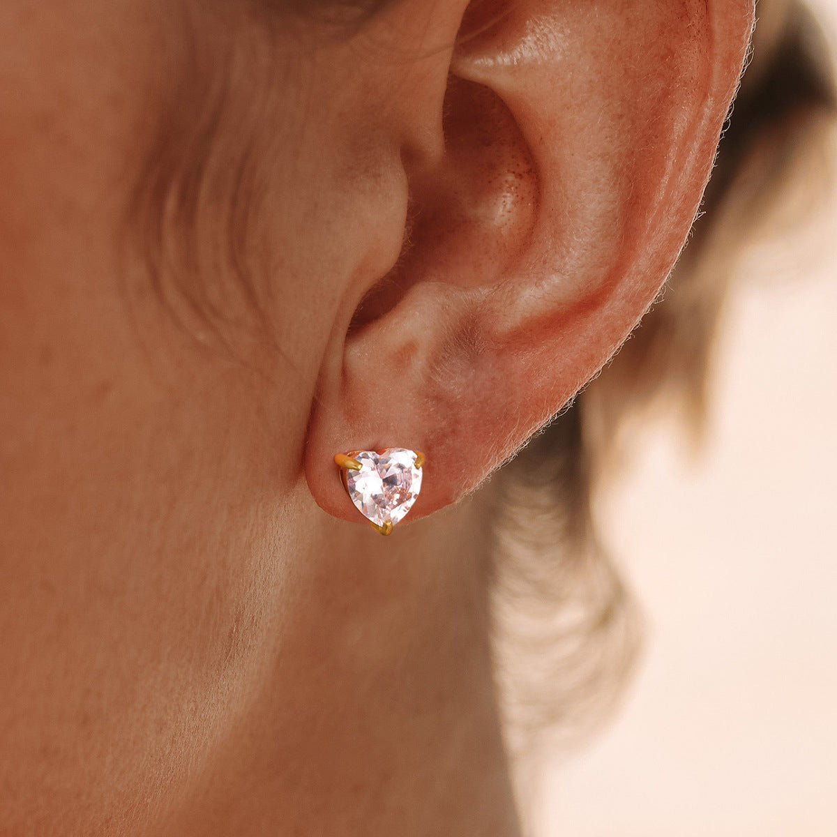 Orecchini a perno geometrici minimalisti in acciaio inossidabile con accenti di zirconi placcati in oro 18 carati da donna