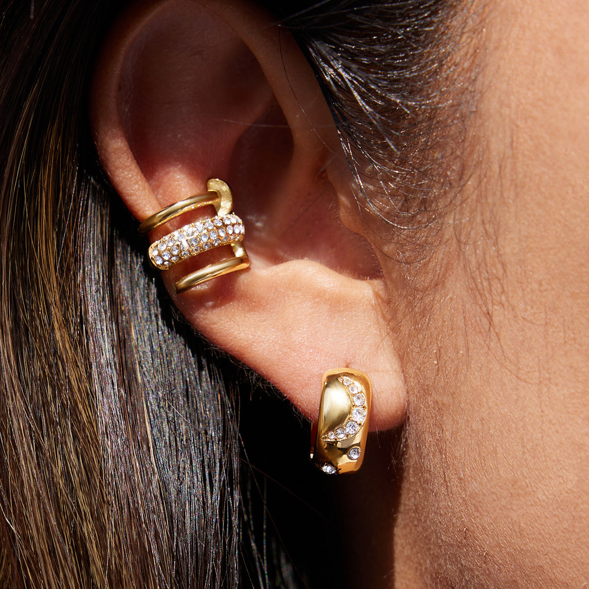 Pendientes de botón geométricos minimalistas de acero inoxidable para mujer con acabado chapado — Clips para el hueso del oído sin perforación para otoño e invierno