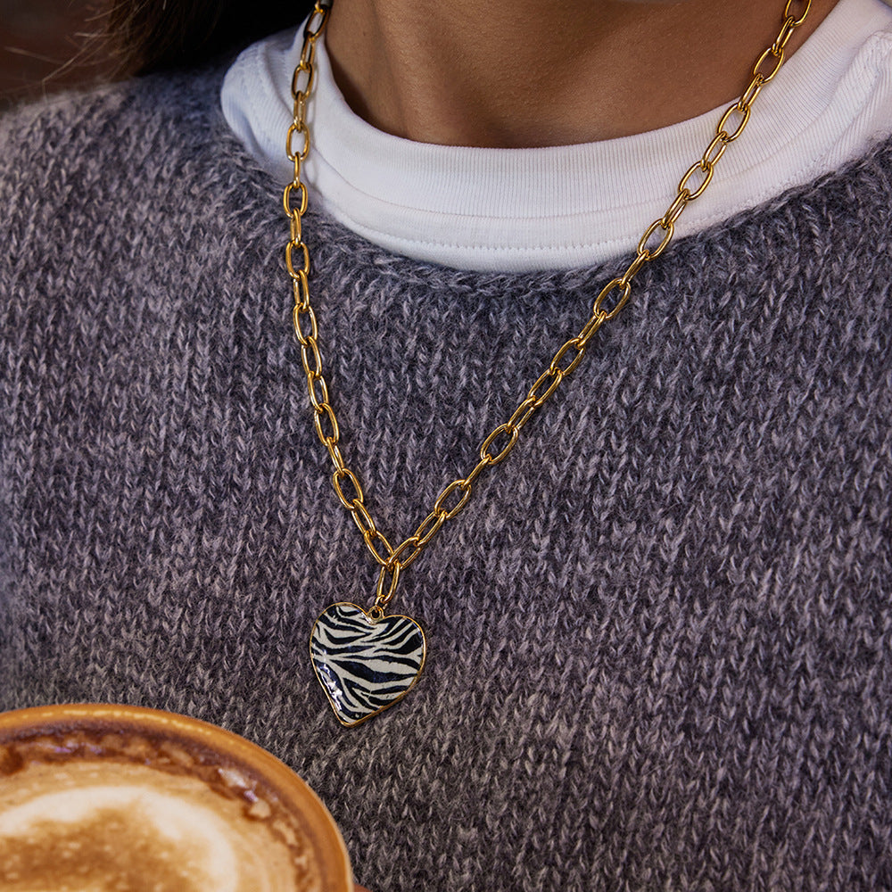 Collana girocollo minimalista in acciaio al titanio a forma di cuore con finitura placcata per donna in acciaio inossidabile