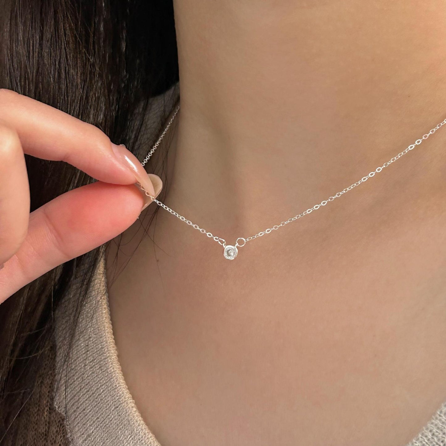 Collar con colgante geométrico minimalista de plata de ley 925 con detalles de diamantes de imitación en cadena de cruz