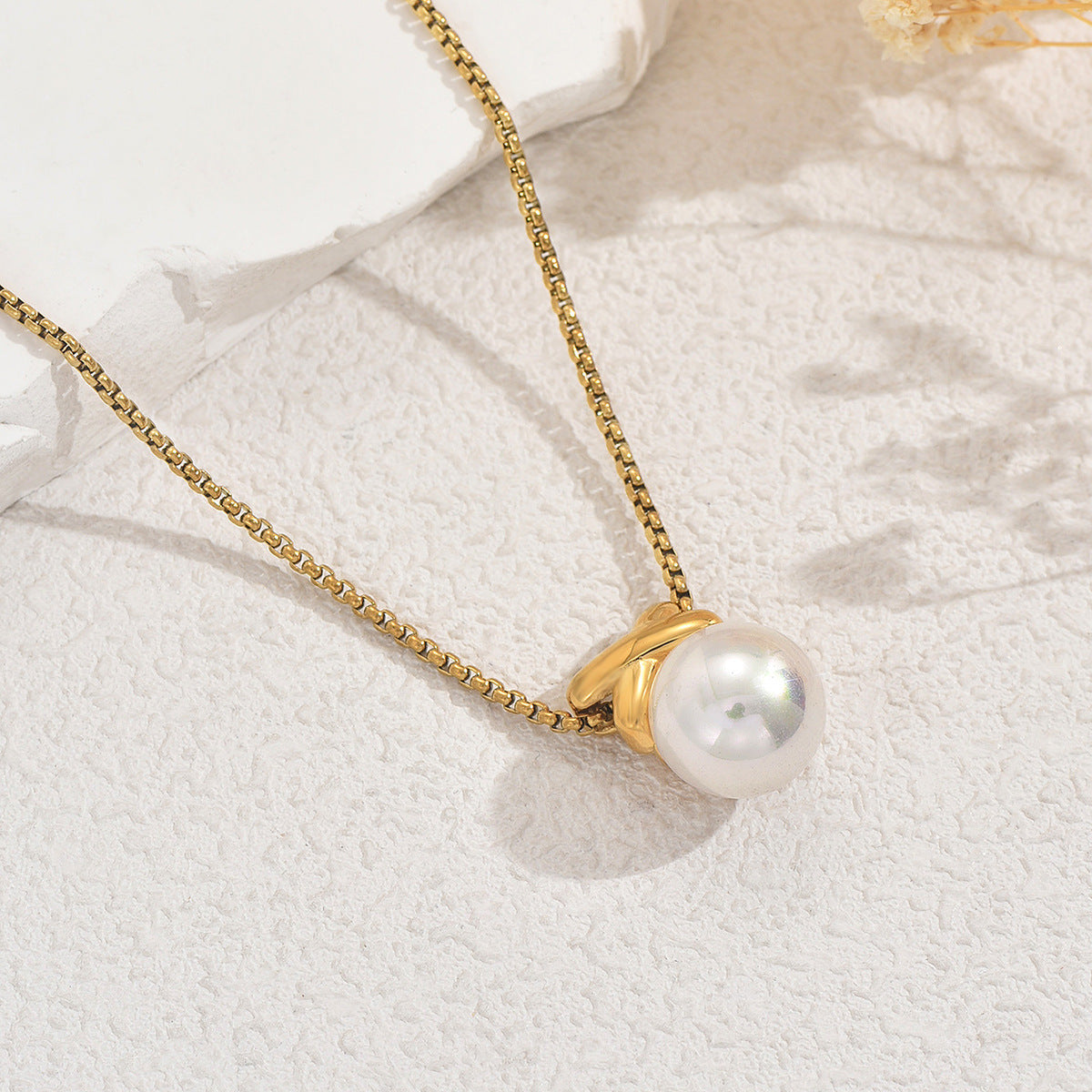 Collana con pendente geometrico minimalista da donna con intarsio in perla in rame, stile di lusso leggero