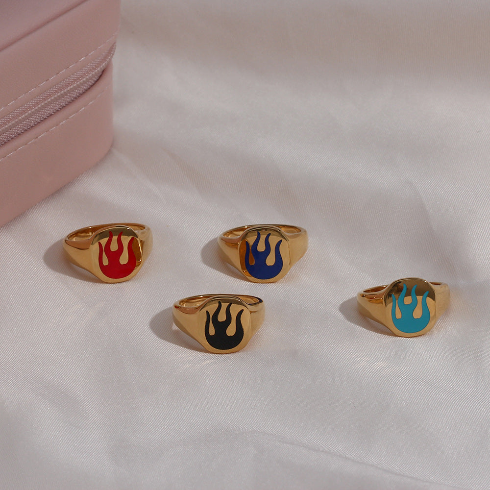 Anillo de mujer con diseño geométrico de llamas de inspiración vintage, hecho de acero inoxidable con baño de oro de 18K y detalles de esmalte