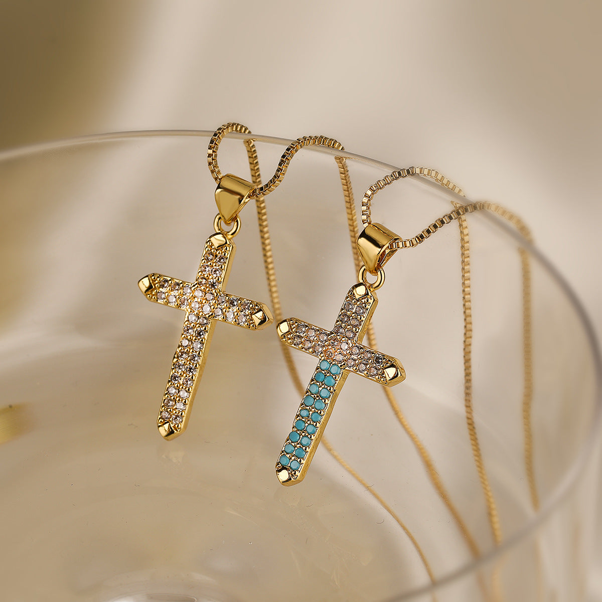 Collana con Pendente a Croce Minimalista da Donna in Rame con Placcatura in Oro 18K e Intarsio Completo di Zirconi